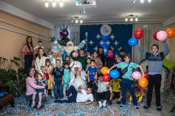 Сотрудники Тихоокеанского филиала ФГБНУ «ВНИРО» («ТИНРО») поздравили с наступающим Новым годом воспитанников «Центра содействия семейному устройству» в селе Вольно-Надеждинское.