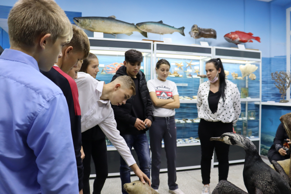 Воспитанники подшефной морс школы-интерната посетили открытую морскую экспозицию ТИНРО